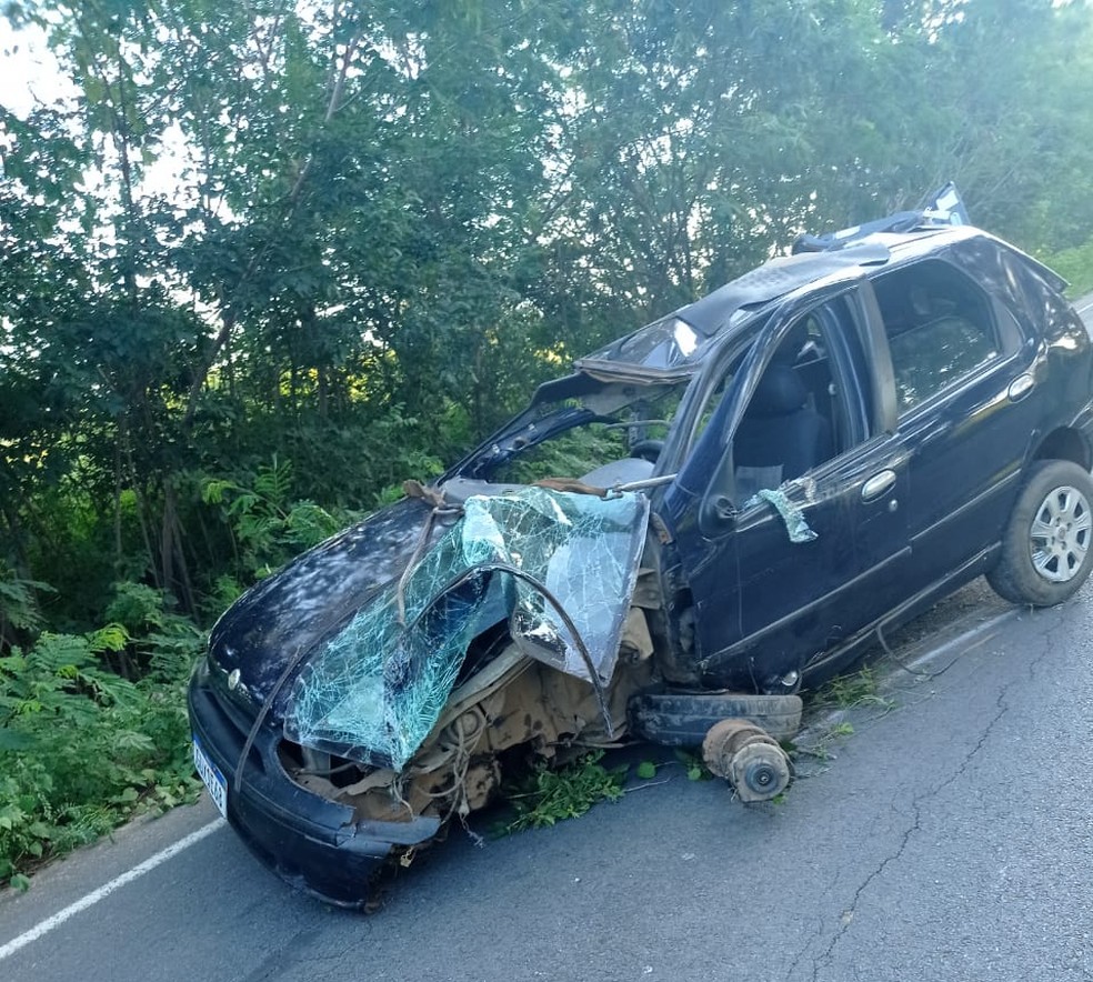 Família seguia de Paraopeba para Itacarambi — Foto: Polícia Militar Rodoviária