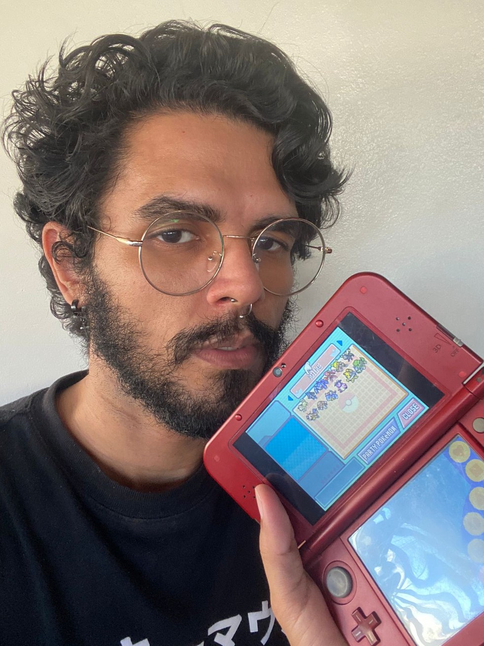 Icaro segurando Nintendo DS com time de pokémon do amigo falecido  — Foto: Acervo pessoal