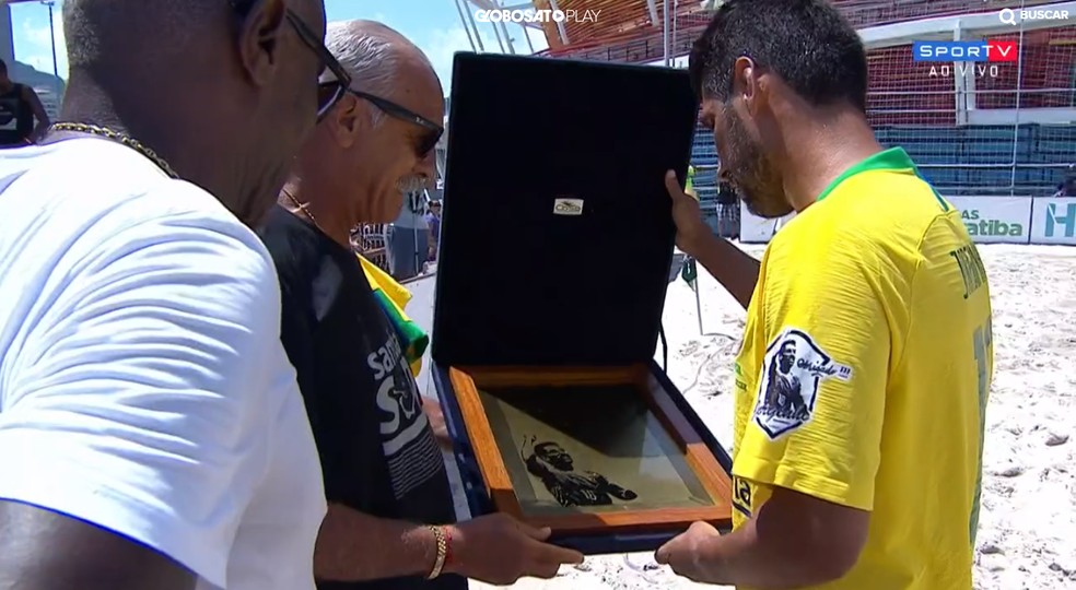 Jorginho recebe homenagem de Júnior e Cláudio Adão — Foto: Reprodução/SporTV