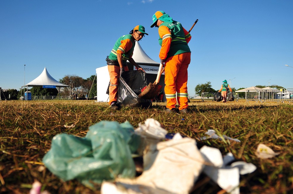 SLU recolhe lixo em Brasília — Foto: Pedro Ventura/Agência Brasília