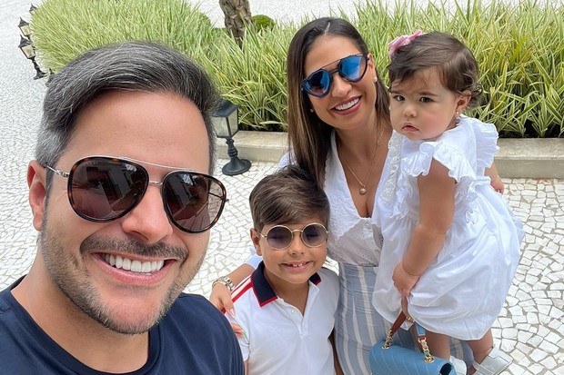 Simone e Kaká Diniz com os filhos, Henry e Zaya (Foto: Reprodução/Instagram)