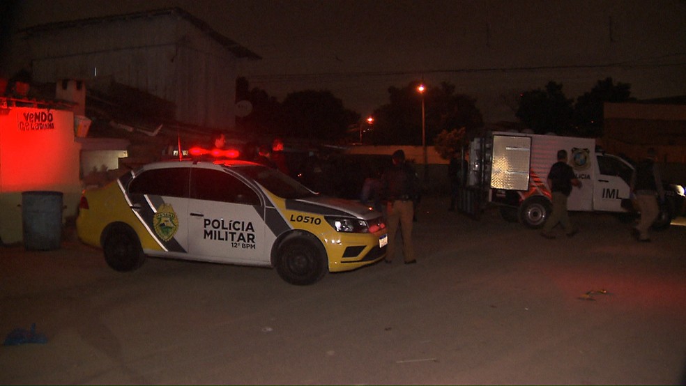 Segundo a polícia, a vítima estava trabalhando quando foi baleada, em Curitiba — Foto: Tony Mattoso/RPC