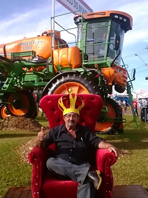 Antônio de Campos Bicudo veste o personagem do clipe em estande da Agrishow (Foto: Dougras Mogrs/Divulgação)