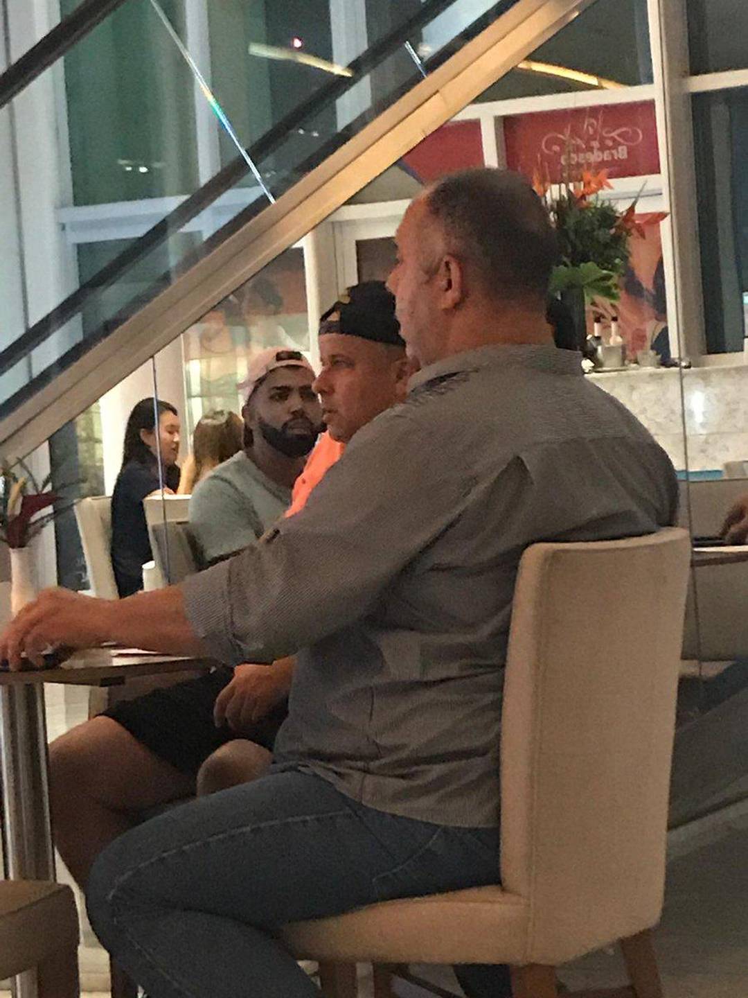 No Rio de Janeiro, Marcos Braz e Gabigol são vistos no mesmo local