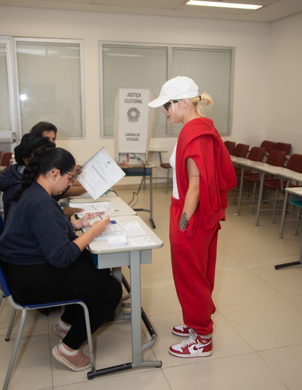 Luísa Sonza vota em São Paulo (Foto: Patrícia Devoraes/ Brazil News )