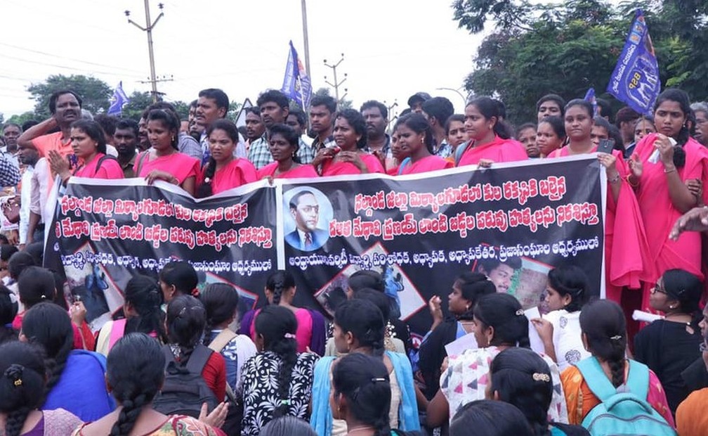 Grupos de dalits têm demonstrado apoio a Amrutha — Foto: Reprodução/Facebook/BBC