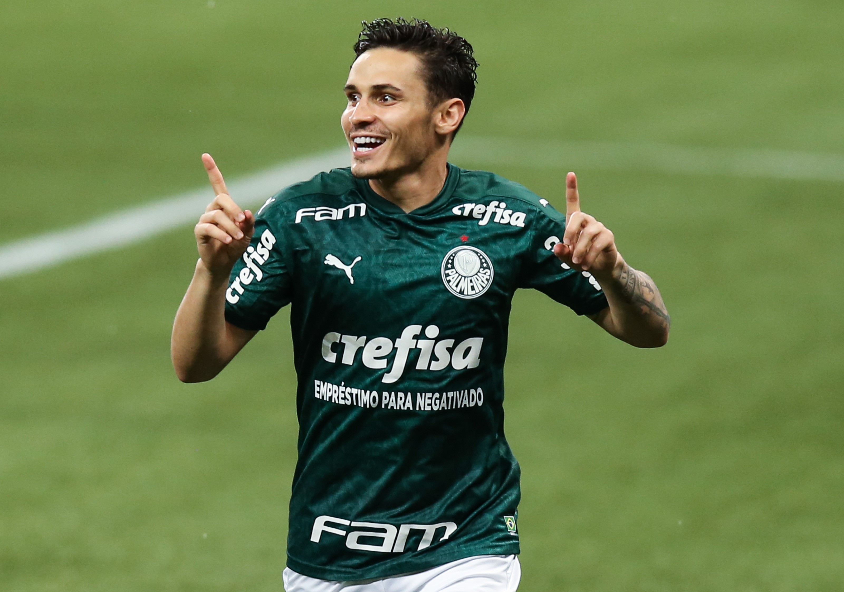 SAO PAULO, BRAZIL - JANUARY 18: Raphael Veiga #23 of Palmeiras celebrates after scoring the third goal of his team during the match against Corinthians as part of Brasileirao Series A 2020 at Allianz Parque on January 18, 2021 in Sao Paulo, Brazil. (Photo (Foto: Getty Images)