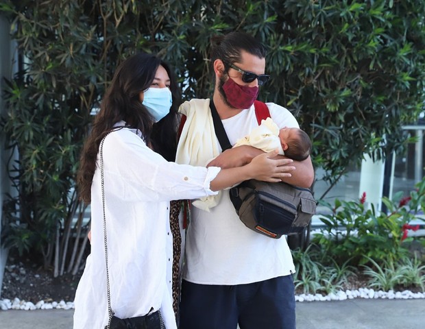 Yanna Lavigne e Bruno Gissoni deixam a maternidade com a filha recém-nascida (Foto: Daniel Pinheiro/AgNews )