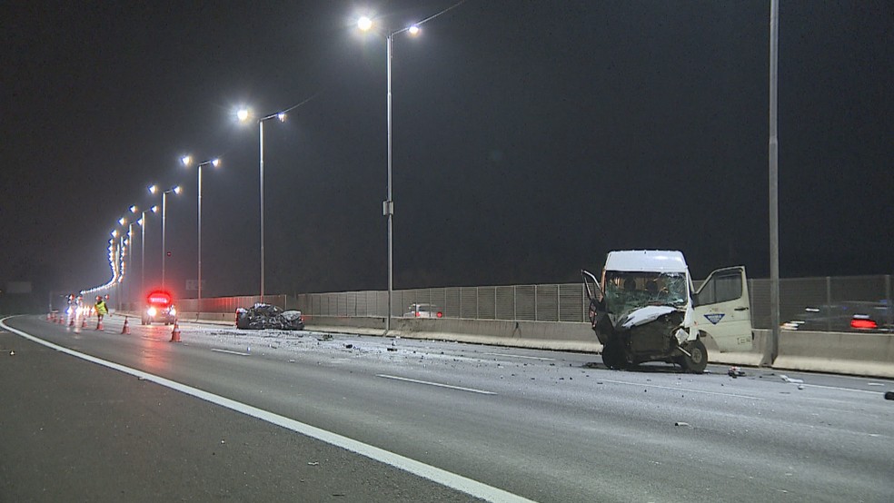 Motorista da van estava sem cinto e morreu no local do acidente — Foto: Reprodução/RBS TV