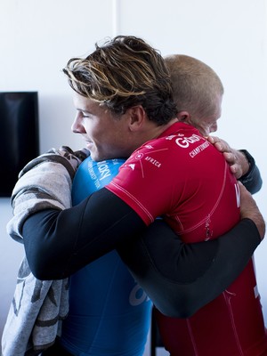 Aliviados, Mick Fanning e Julian Wilson se abraçam após susto com ataque de tubarão em Jeffreys Bay (Foto: WSL / Cestari)