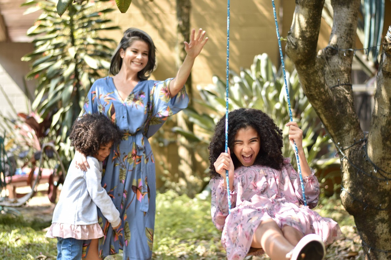 Samara Felippo com as filhas Alicia e Lara (Foto: Reprodução / Instagram)