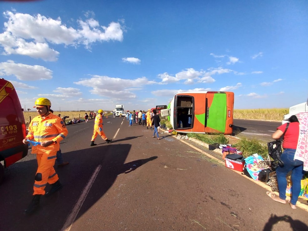 Ônibus tomba e deixa 24 feridos em Pirajuba