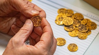 Mais de 40 moedas de ouro foram encontradas por arqueólogos da Autoridade de Antiguidades de Israel  — Foto: Divulgação