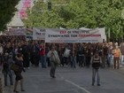 Gregos fazem protestos contra alta de impostos e cortes em pensões
