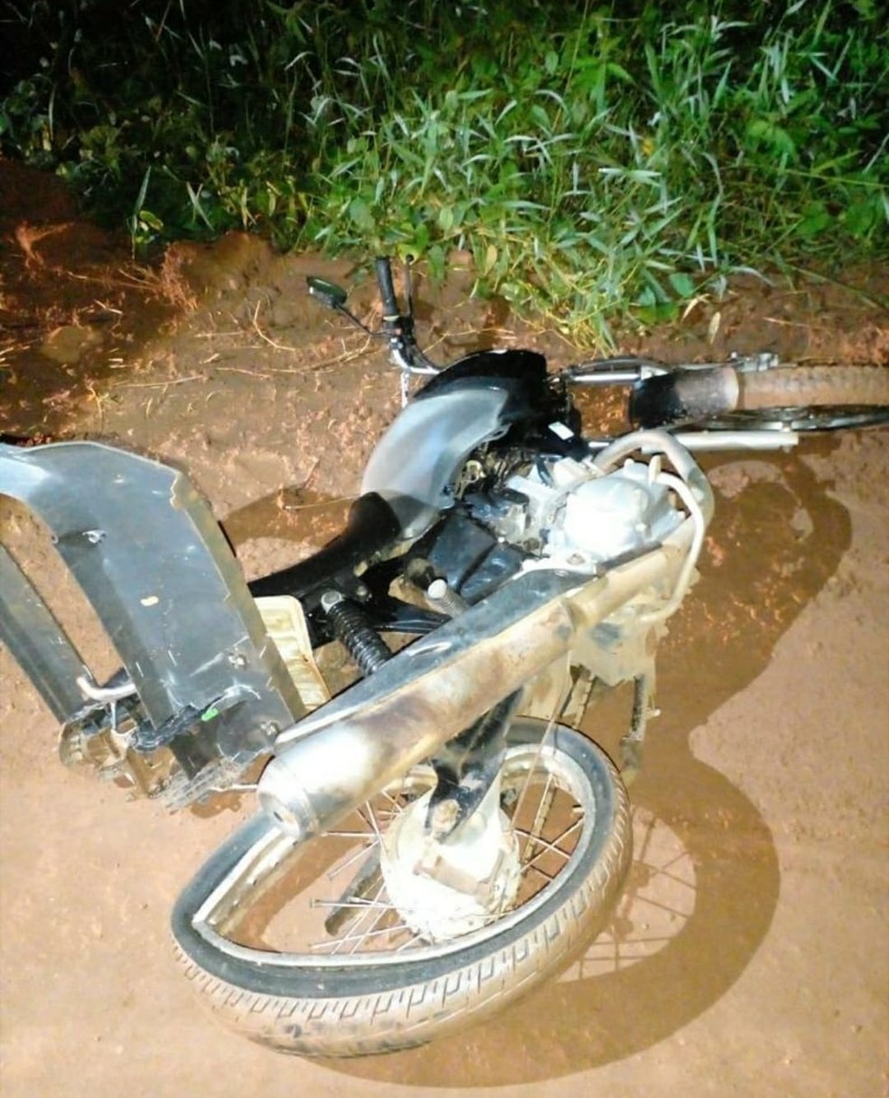 Moto dos suspeitos do assalto ficou danificado após a batida — Foto: PM-MT