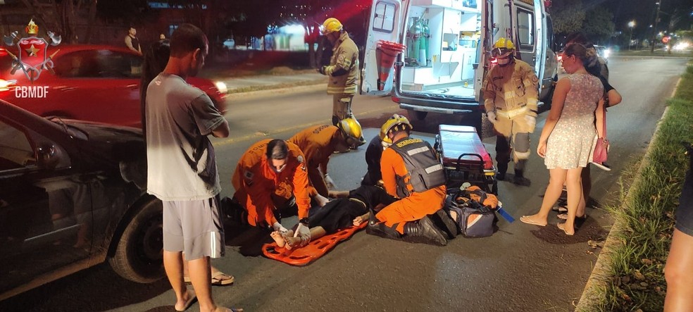 Bombeiros socorrem vítimas de atropelamento, em Sobradinho, no DF — Foto: CBMDF/Divulgação