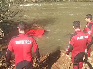 Carro de casal desaparecido é encontrado em rio (Foto: Tiago Guedes/RBS TV)