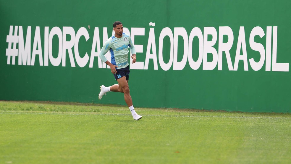Murilo faz atividade física em campo do Palmeiras na Academia de Futebol — Foto: Cesar Greco