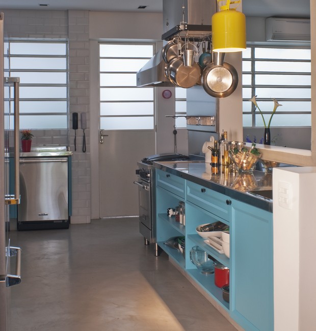 A cozinha recebeu piso de Tecnocimento na cor Cinza Sampa, da NS Brazil. O armário de MDF Microtextura Turquesa, da Florense,  foi um pedido da moradora (Foto: Celia Weiss/Divulgação)