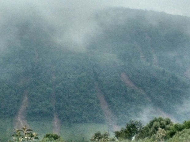 Deslizamentos registrados em encostas de montanhas no percurso do rio (Foto: Lucas Mazzura/Arquivo Pessoal)