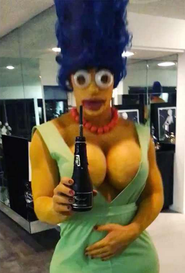 O ator Colton Haynes fantasiado como Marge da série Os Simpsons (Foto: Instagram)