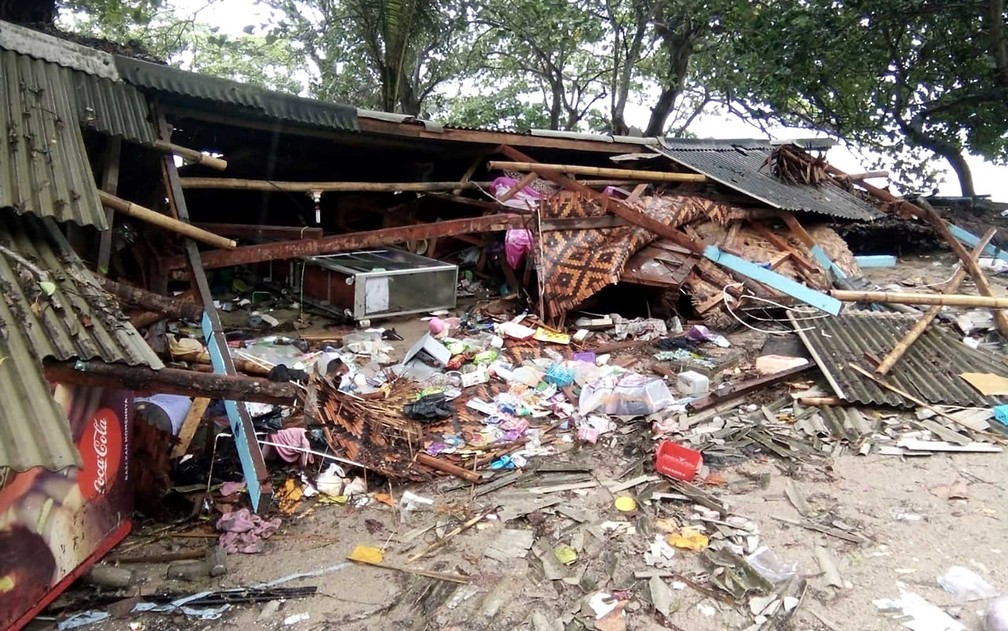 Casa totalmente destruída na praia de Carita — Foto: AFP Photo