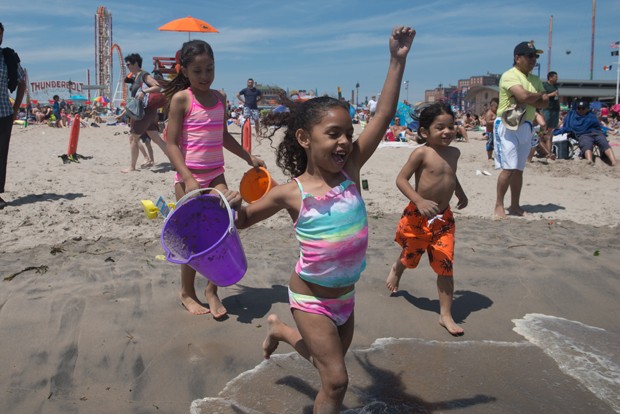 O uso de boia dá uma falsa segurança para a criança na praia. É importante ficar atento ao mar (Foto: Stephanie Keith/Getty Images)
