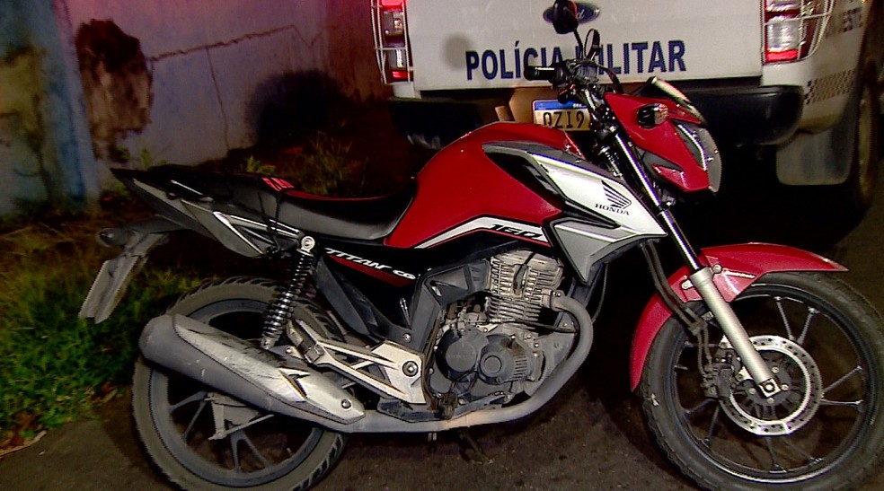 Motocicleta foi encontrada horas após o crime, em Manaus.  — Foto: Sandro Feitosa/Rede Amazônica 