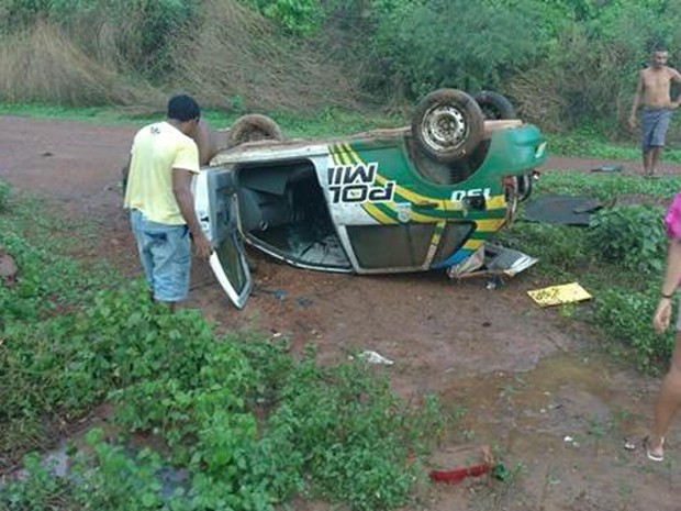 Carro da Polícia Militar tombou no interior do Piauí (Foto: Divulgação/PM)