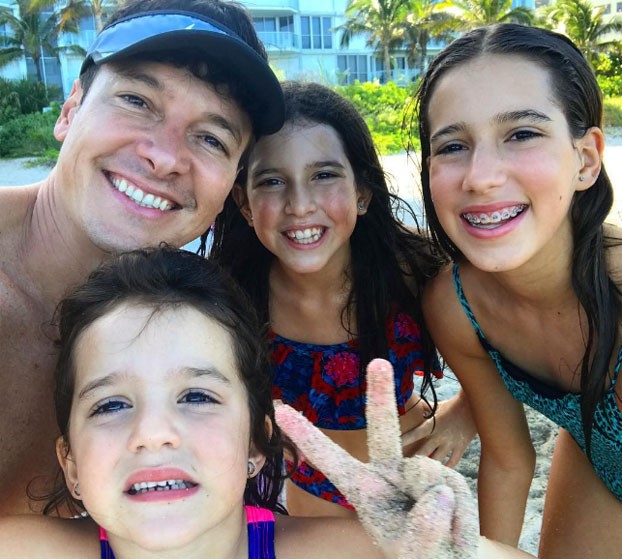 Rodrigo Faro com as filhas: Helena (abaixo), Maria e Clara (Foto: Reprodução/Instagram)
