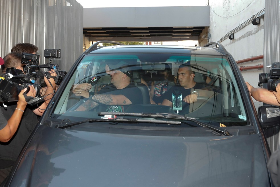 Maradona na sa&Atilde;&shy;da da cl&Atilde;&shy;nica em Buenos Aires &acirc;?? Foto: EFE/Juan Ignacio Roncoroni
