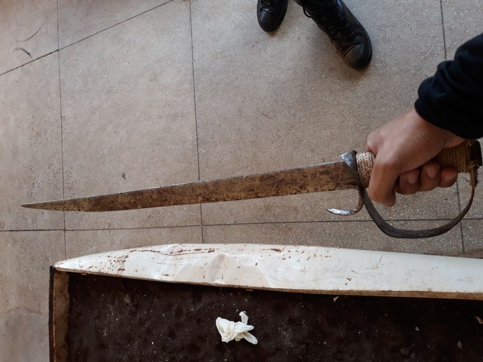 Agentes apreenderam espada em presídio no interior do Ceará (Foto: Arquivo pessoal)