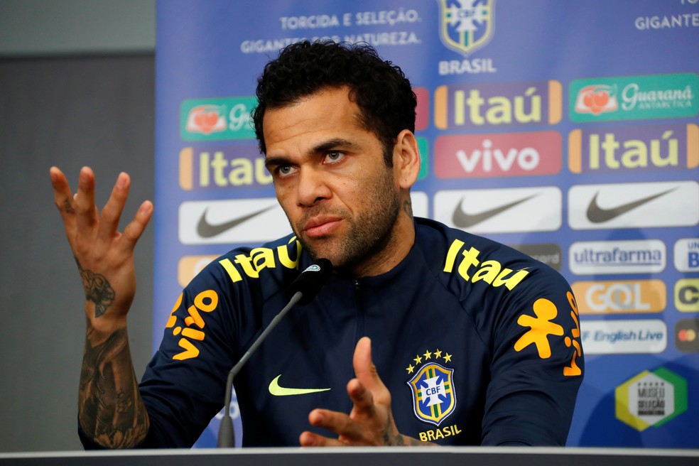 Daniel Alves será o capitão da Seleção no amistoso contra a Alemanha (Foto: Reuters)