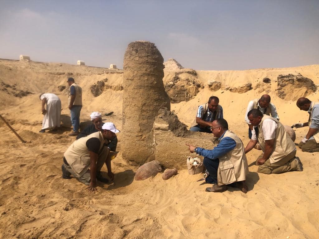 Blocos de queijo de 2,6 mil anos foram encontrados em vasos de cerâmica  (Foto: Ministério de Turismo e Antiguidades do Egito/Reprodução/Facebook)