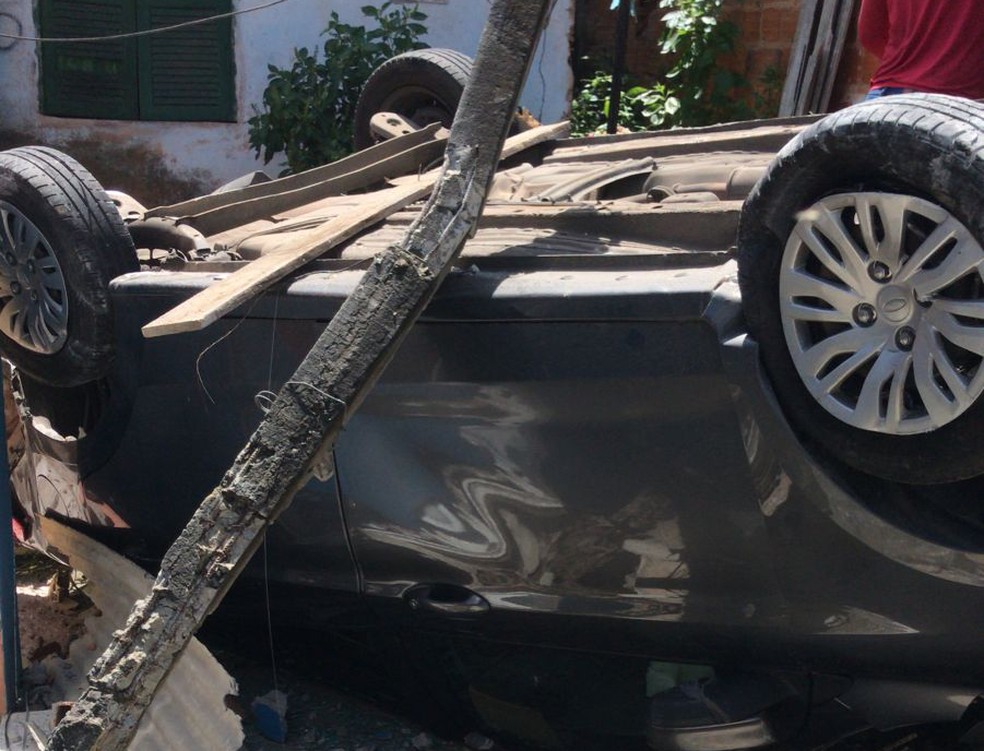 Cozinha de casa desaba após imóvel ser atingido por carro na Região Metropolitana de Salvador — Foto: Reprodução/Redes Sociais