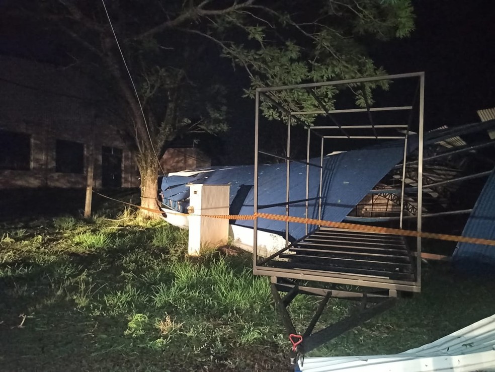 Forte temporal causou estragos em Martinópolis — Foto: Defesa Civil
