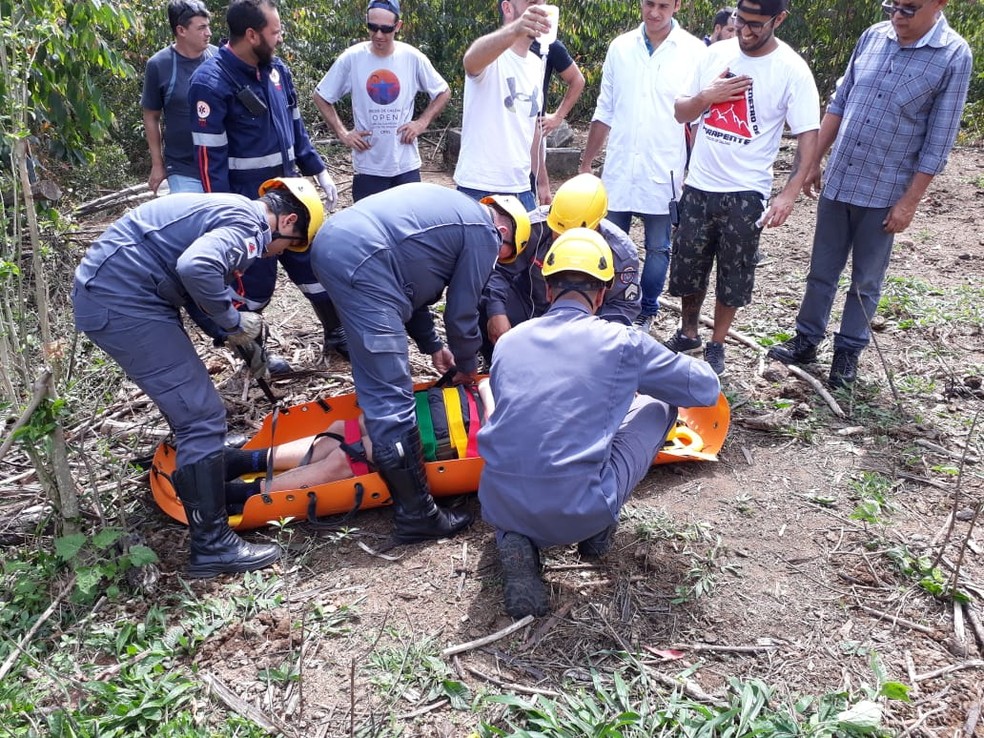 Piloto teve apenas escoriações após queda em Poços de Caldas (MG) — Foto: Corpo de Bombeiros