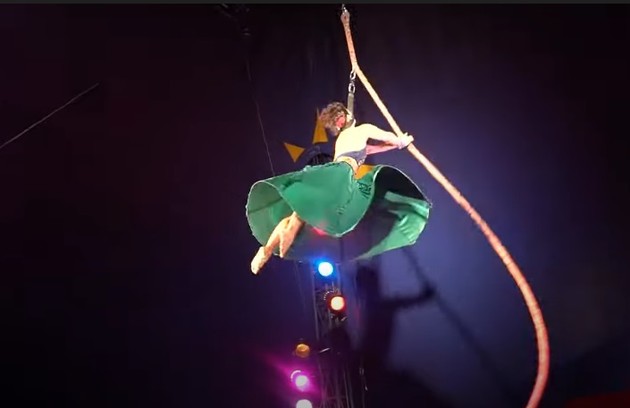 Na última apresentação on-line do grupo, ela fez performances pendurada por uma corda (Foto: Reprodução/Youtube)