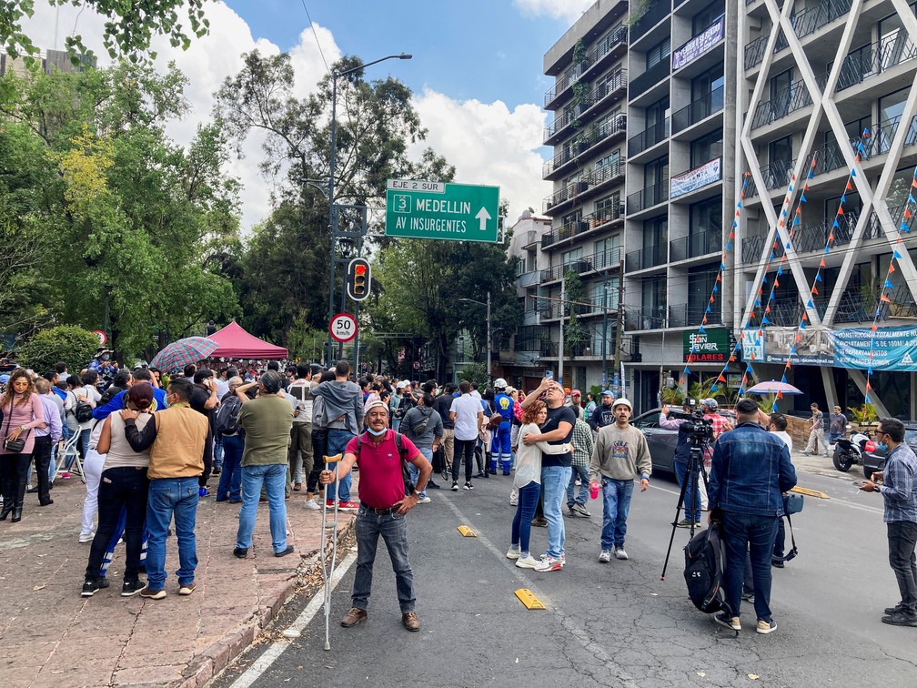 Moradores da Cidade do México esperam na rua após alerta de terremoto — Foto: REUTERS/Carlos Perez Gallardo
