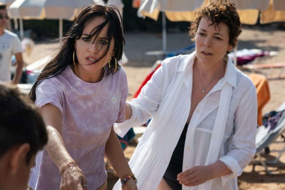Nina (Dakota Johnson) e Leda (Olivia Colman) em 'A Filha Perdida'