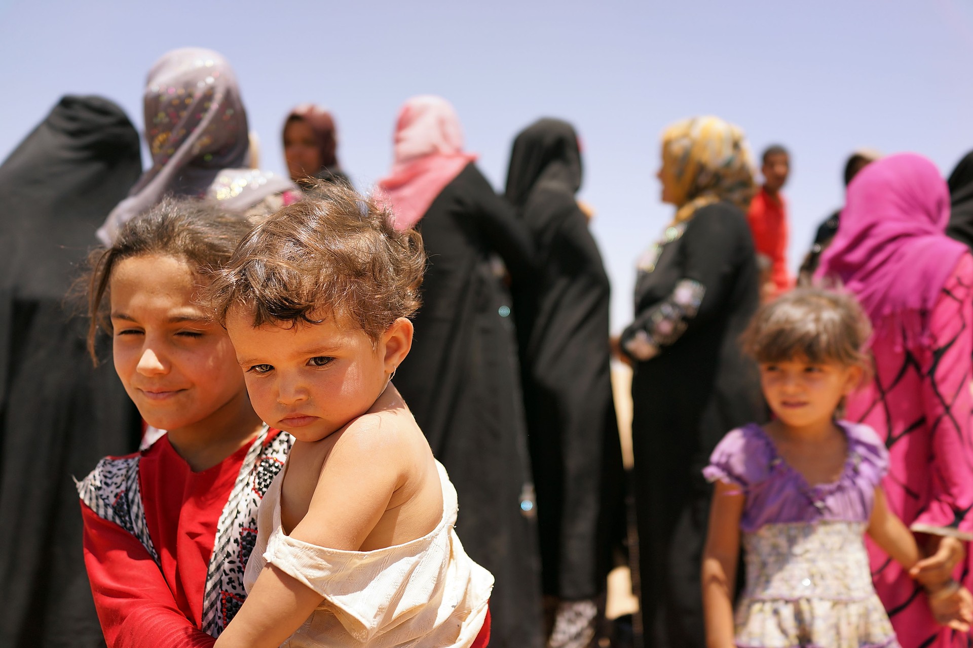 Crianças e mulheres em fuga após batalha de grupo islâmico no norte do Iraque (Foto: Getty Images)