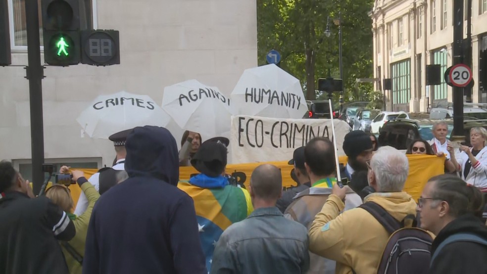 Protestos de ambientalistas em Londres — Foto: TV Globo