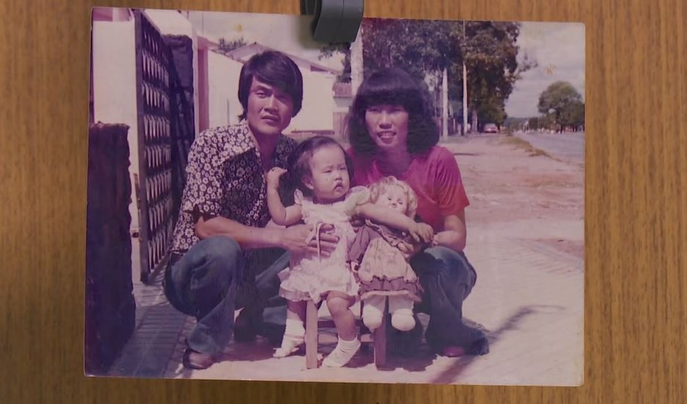 Jin e os pais, que vieram morar no Brasil na década de 70 — Foto: Arquivo Pessoal 