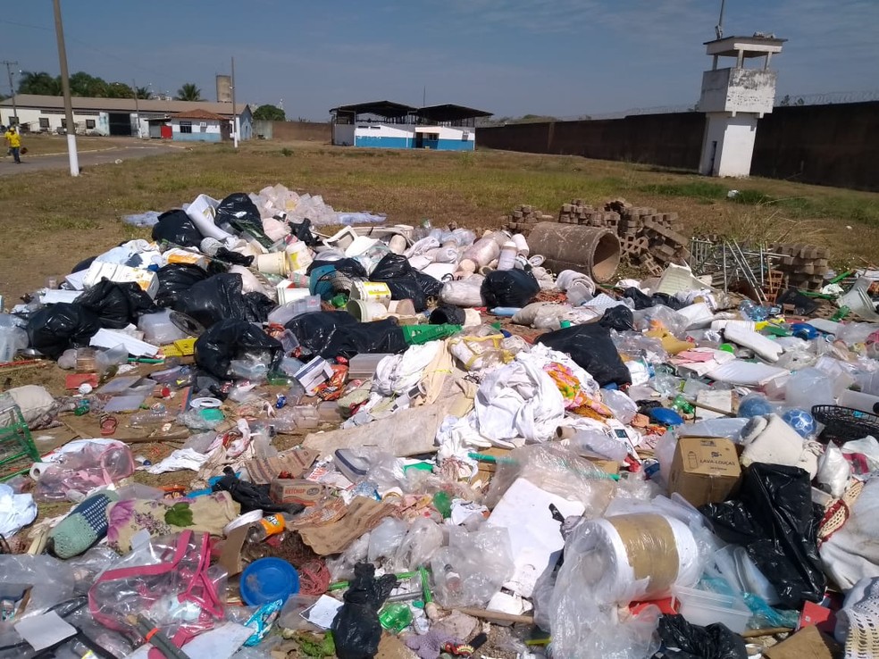 Lixo e material descartado que foi retirado da Penitenciária Central do Estado em Cuiabá — Foto: Sindspen/MT