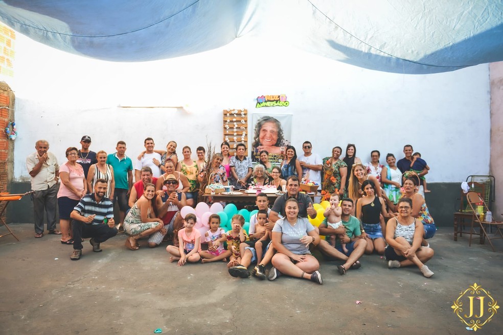 Idosa de 102 anos comemorou aniversário com a família em Promissão — Foto: Juliano Jader/Divulgação