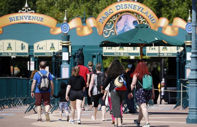 PARIS, FRANCE - JULY 13: People with annual passes wearing protective face masks arrive to visit Disneyland Paris on July 13, 2020 in Marne-la-Vallee, near Paris, France. After four months of closure, the amusement park officially reopens its doors on Wed (Foto: Getty Images)