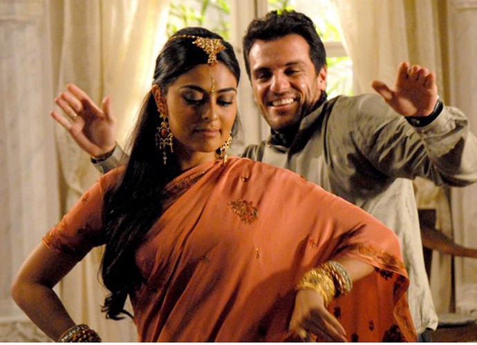  Maya (Juliana Paes) e Raj (Rodrigo Lombardi) dançando em Caminhos da índia (Foto: Reprodução/Caminhos da Índia)