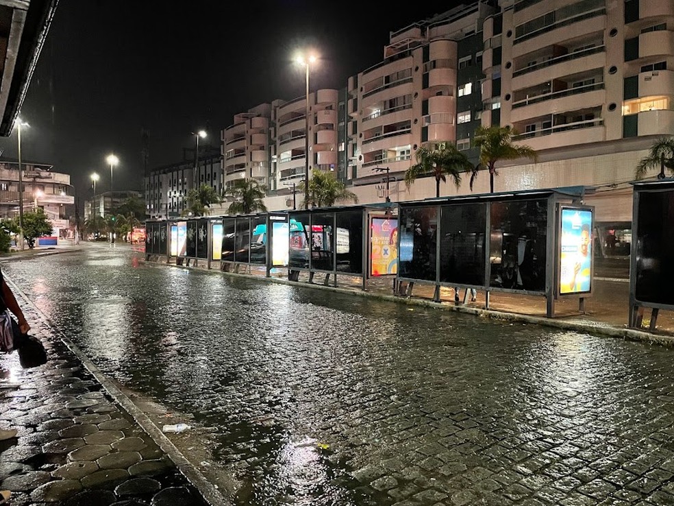 Chuva nesta terça-feira (7) perto da rodoviária de Cabo Frio, no RJ — Foto: Rodrigo Marinho/g1