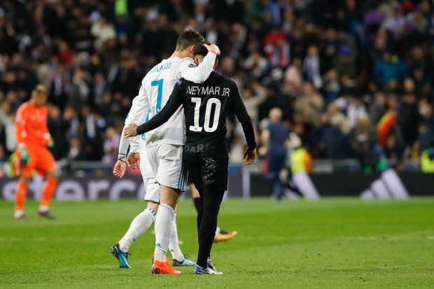 MADRID, SPAIN - FEBRUARY 14: Cristiano Ronaldo of Real Madrid hugs Neymar of Paris Saint-Germain after the UEFA Champions League Round of 16 First Leg match between Real Madrid and Paris Saint-Germain at Bernabeu on February 14, 2018 in Madrid, Spain. (Ph (Foto: Getty Images)