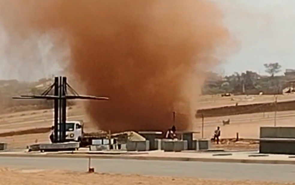 Vídeo registrou trabalhadores correndo após serem surpreendidos por redemoinho de poeira em Caldas Novas; eles não se feriram — Foto: Arquivo pessoal/Leonam Antunes 